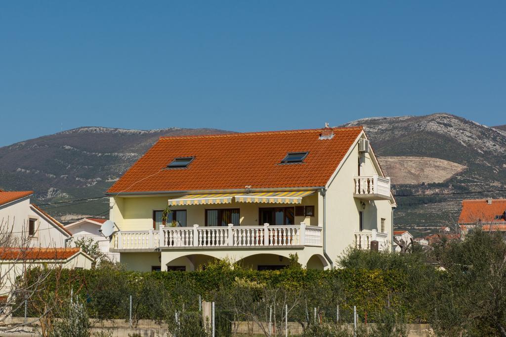 Apartments Corana Kastela Exterior photo